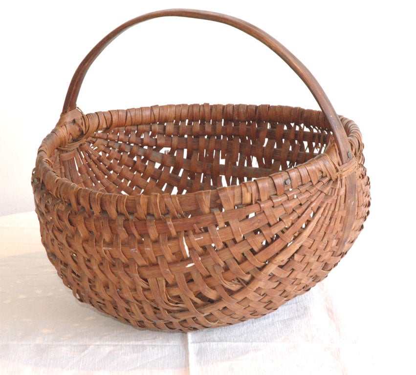 WONDERFUL AND EARLY HINEY BASKET FROM NEW ENGLAND IN GREAT CONDITION.THIS BASKET HAS EARLY HAND MADE NAILS AND IS HAND WOVEN WITH WONDERFUL OLD PATINA.