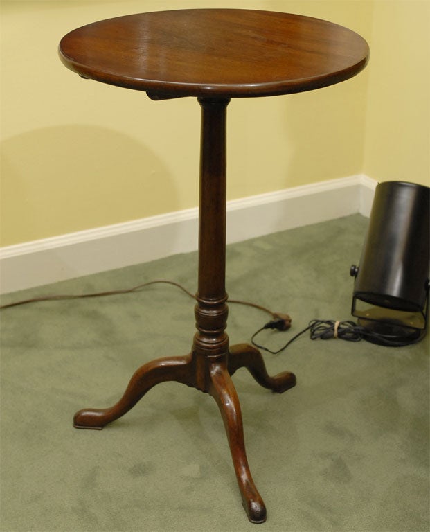 18th Century mahogany George III Period tripod tilt-top table. The turned pedastal base is connected to 3 cabriole legs ending in pad feet.