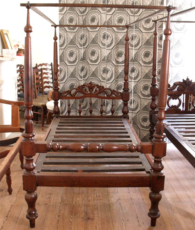 Charming bed with tester