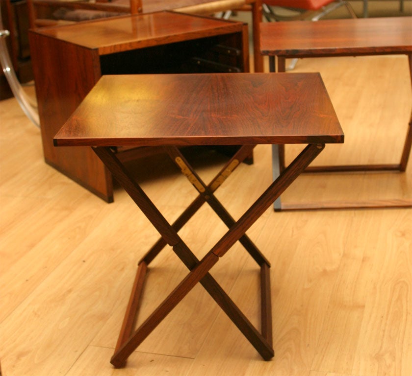 Set aus 4 quadratischen Beistelltischen aus Palisanderholz, die sich zusammenfalten und in eine Palisanderschachtel schieben lassen, die ihrerseits einen weiteren Tisch bildet.  Geniales Design, Messingscharniere