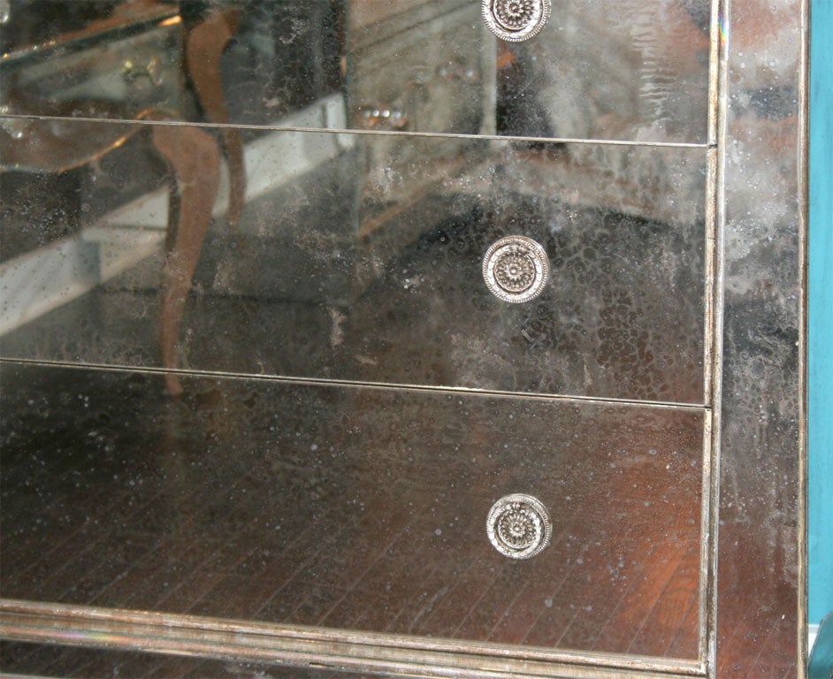 XXI secolo e contemporaneo Comò con piedini a sfera a specchio personalizzati in vendita