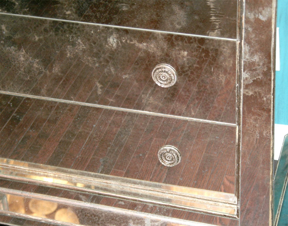 Comò con piedini a sfera a specchio personalizzati in vendita 1