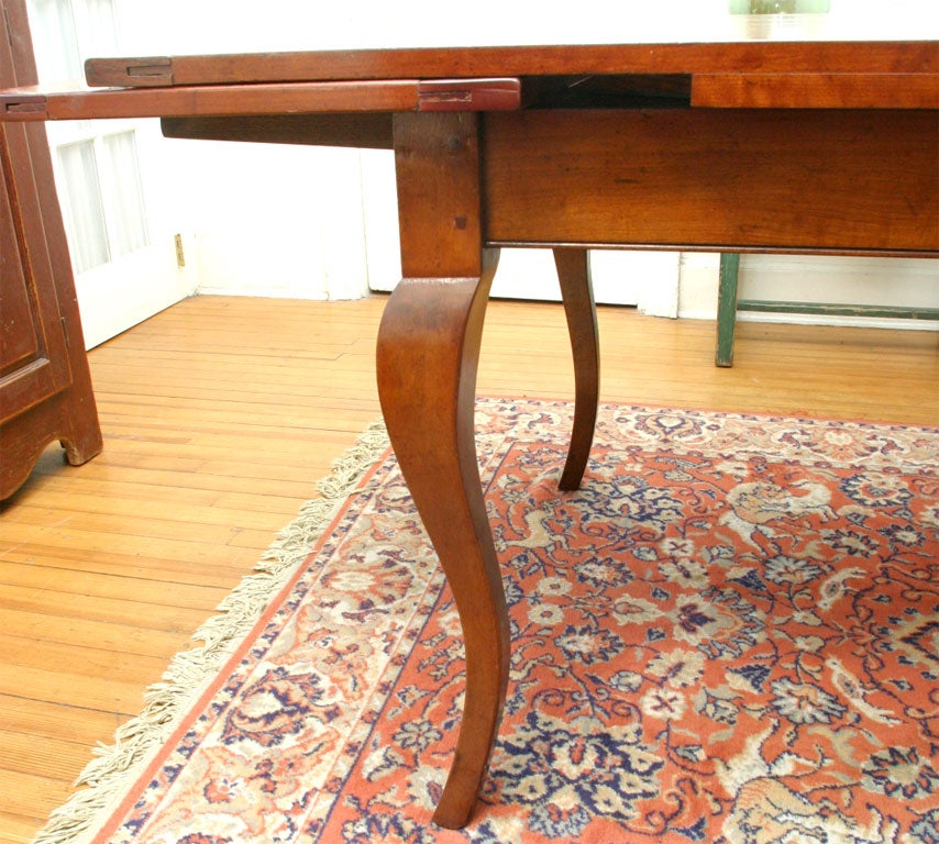 Reproduction Dining Table with Two Extending Leaves For Sale at 1stDibs