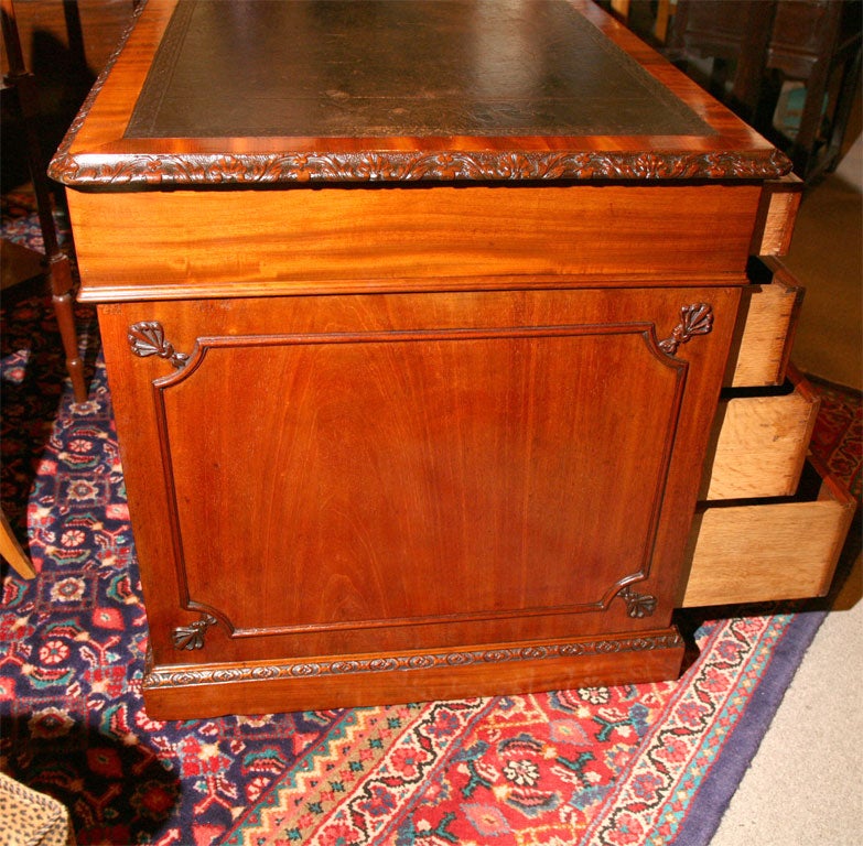 English Pedestal desk In Good Condition In Hudson, NY