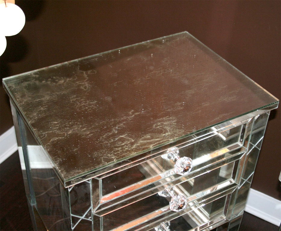 Miroir Table de nuit moderne néoclassique à 3 tiroirs avec façade en forme de X et miroir biseauté en vente