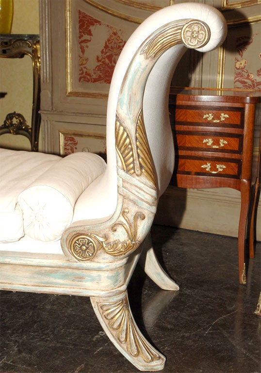Hand-Carved Italian Painted and Parcel-Gilt Chaise For Sale