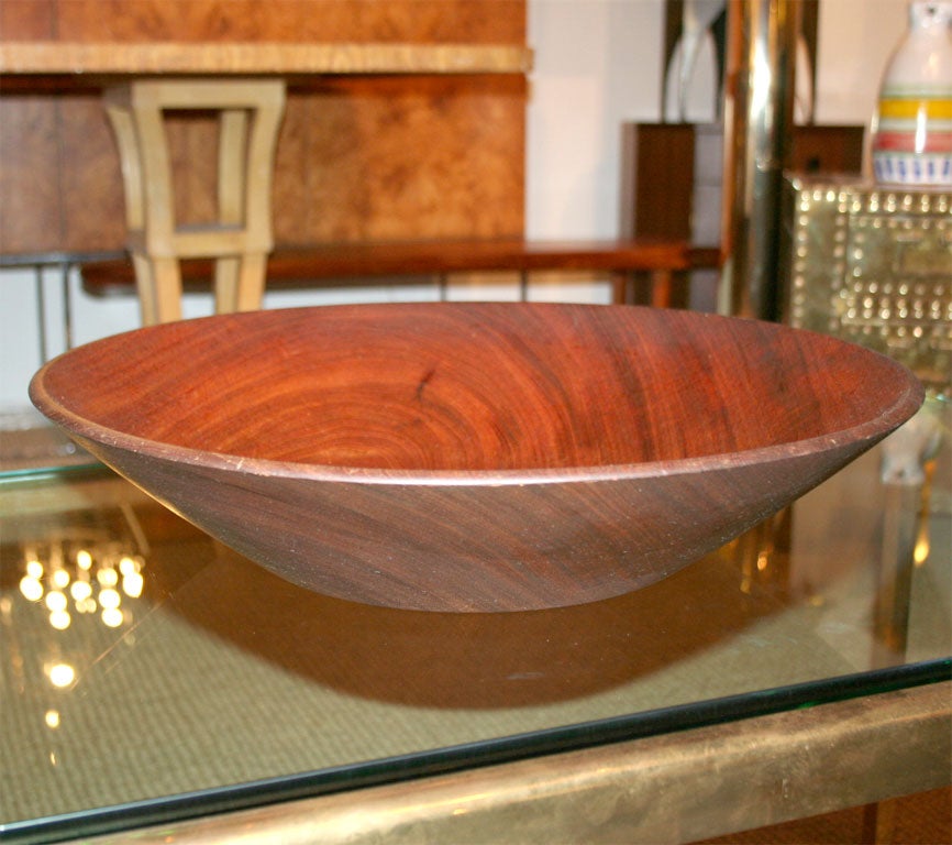 American Lathe Turned Wood Mahogany Bowl by Bob Stocksdale In Excellent Condition For Sale In New York, NY