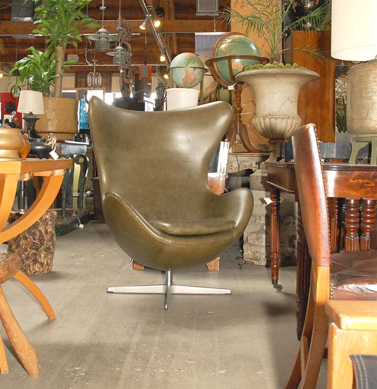 Arne Jacobsen Egg Chair in Green Leather