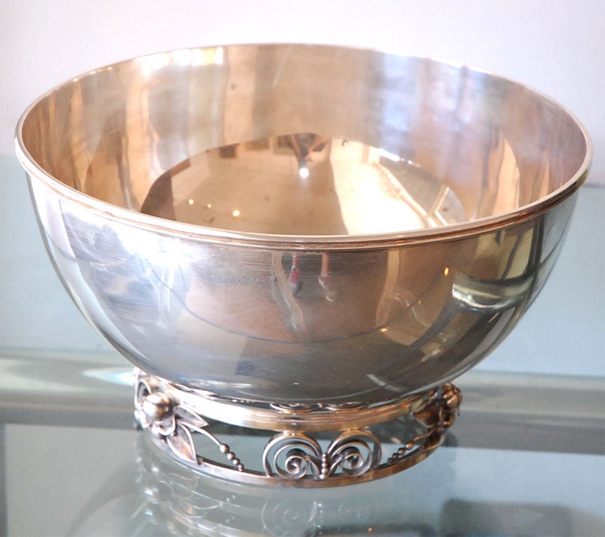 Monumental punch bowl in sterling silver with a great design in the Georg Jensen style.