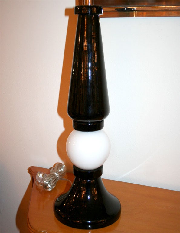 #3906 black and White Blown Glass Table Lamp