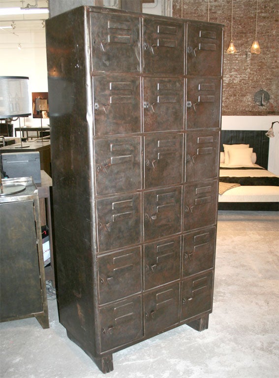 INDUSTRIAL METAL LOCKER