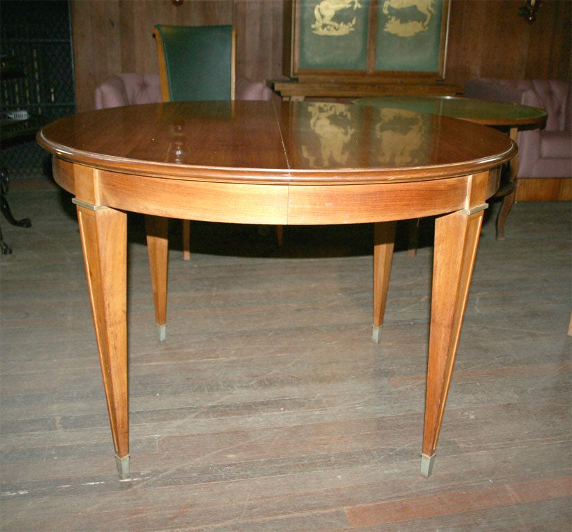 Table ronde classique française des années 1940 de haute qualité. Table à rallonge ronde (sans plateau) avec garniture en bronze et pieds en bronze.