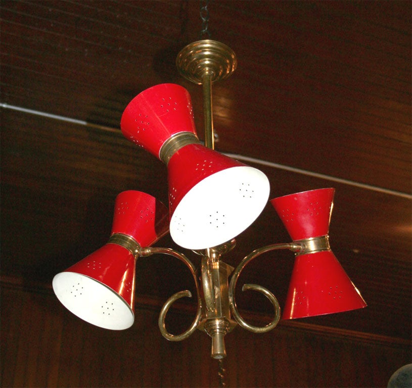 Mid-Century Modern Lustre à Trois Lumières Coniques Rouges de Style Moderne Milieu de Siècle Français en vente