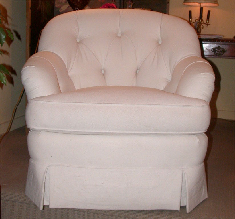 Tufted Swivel Club Chair In Excellent Condition For Sale In Southampton, NY