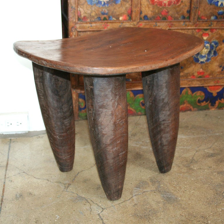 Ein Senufo-Hocker von der Elfenbeinküste.