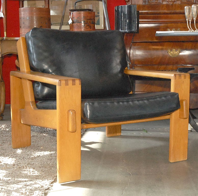lounge chair w/black leather cushions