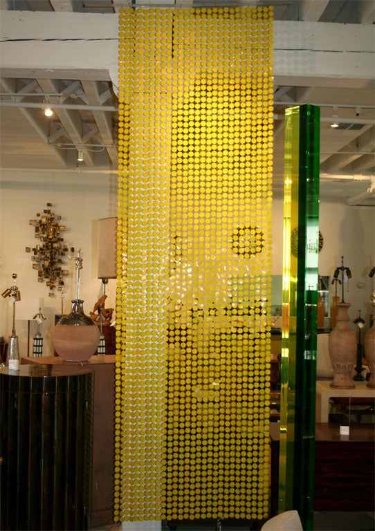 The long vertical panel formed of interlinked circles in a yellow plastic.