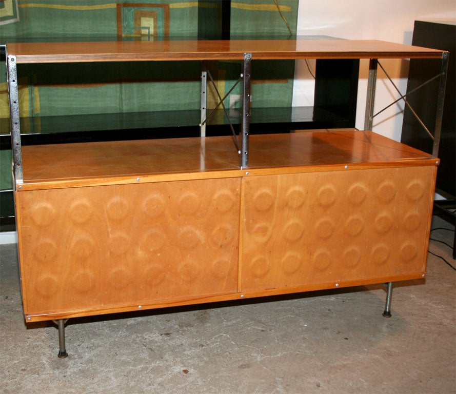 Bibliothèque Eames ESU 2 stack en bouleau avec portes à fossettes, fabriquée à l'origine. Herman Miller - années 50.  Le bureau de l'ESU est également disponible.