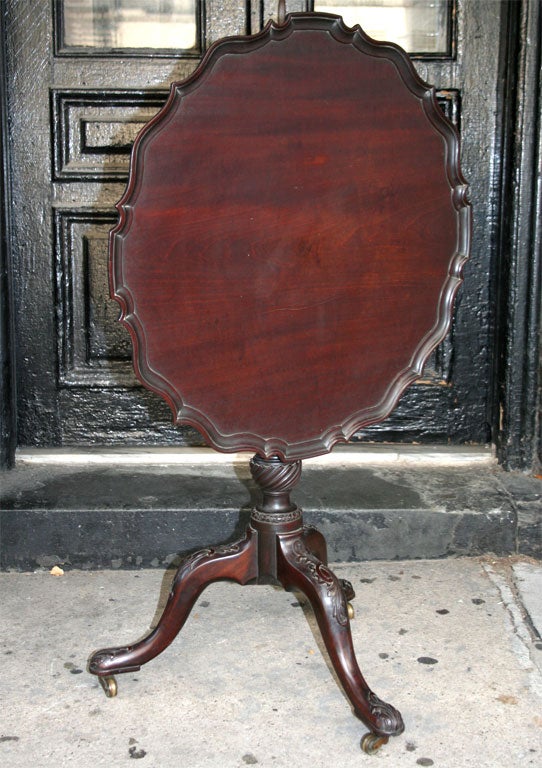 Irish Georgian Scalloped Tilt-Top Tea Table in Mahogany
