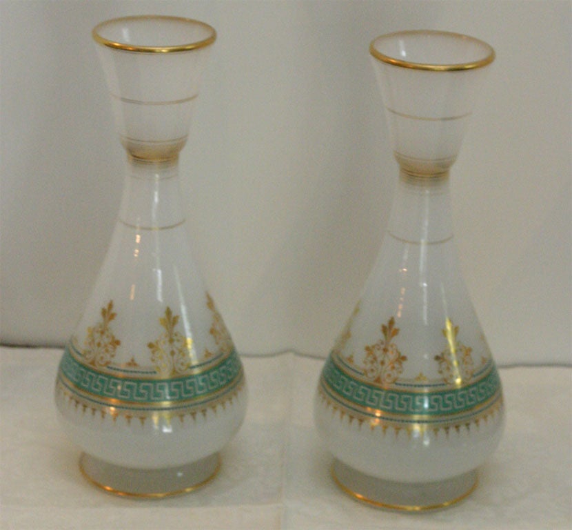 Cette paire de vases en opale blanche 
