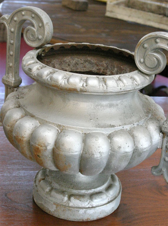Französische Urnen von Alfred Corneau, Charleville im Zustand „Gut“ im Angebot in Sheffield, MA