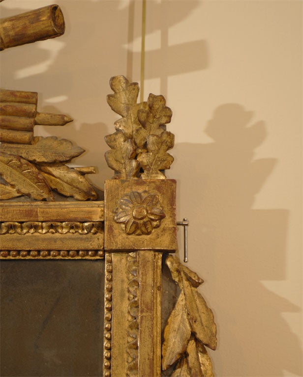 Miroir Louis XVI en bois doré avec cimier, vers 1780 État moyen - En vente à Atlanta, GA