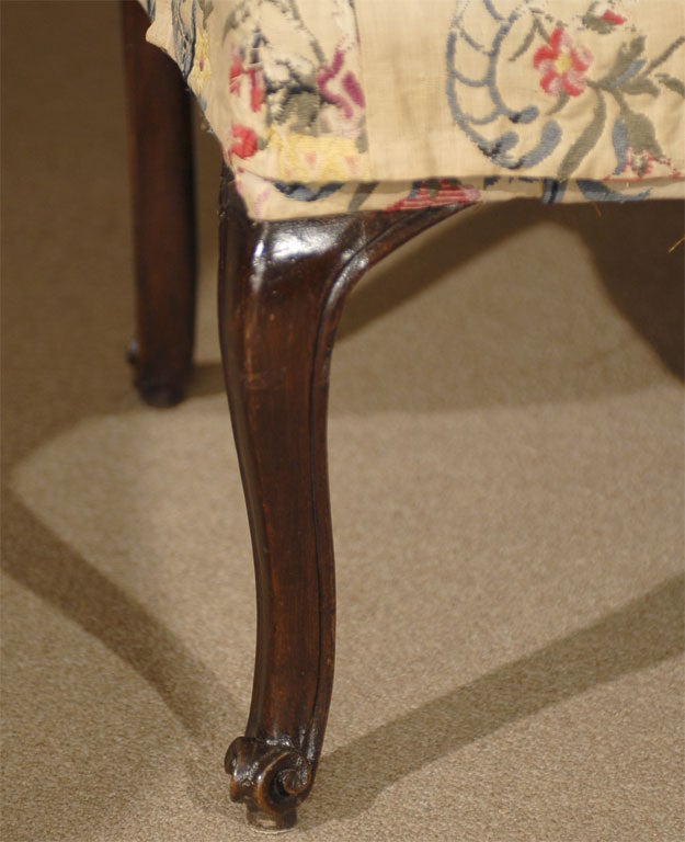 Intagliato a mano Coppia di Fauteuils / Poltrone rococò in noce, Italia, 1750 circa in vendita