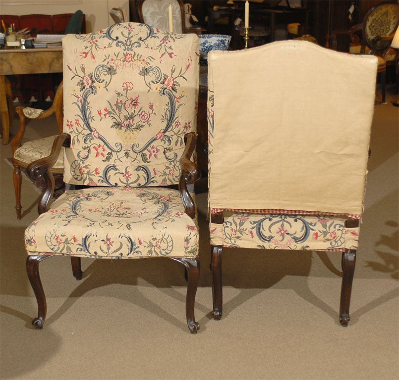 Coppia di Fauteuils / Poltrone rococò in noce, Italia, 1750 circa In condizioni buone in vendita a Atlanta, GA