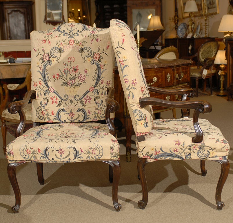 XVIII secolo Coppia di Fauteuils / Poltrone rococò in noce, Italia, 1750 circa in vendita