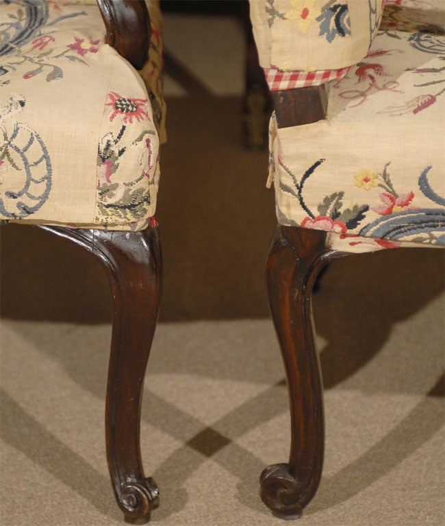 Tappezzeria Coppia di Fauteuils / Poltrone rococò in noce, Italia, 1750 circa in vendita