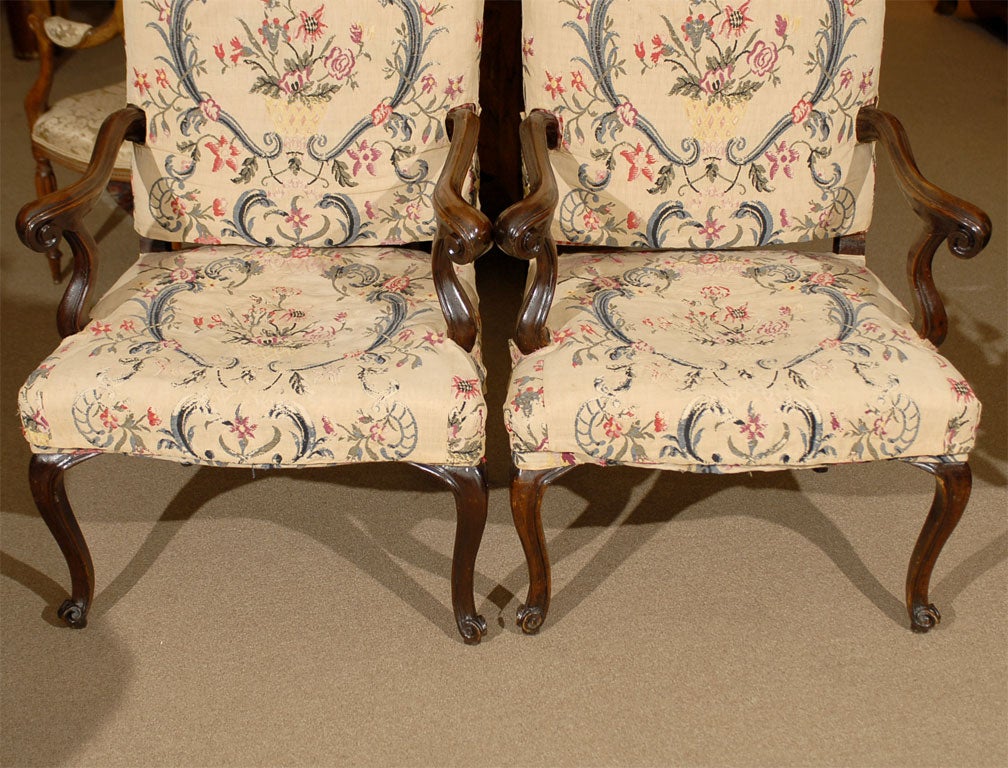Pair of Rococo Fauteuils / Armchairs in Walnut, Italy, circa 1750 For Sale 3
