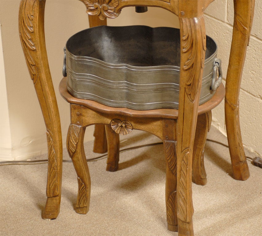 Français Lavabo Louis XV en noyer et étain avec bassin d'origine:: vers 1740 en vente