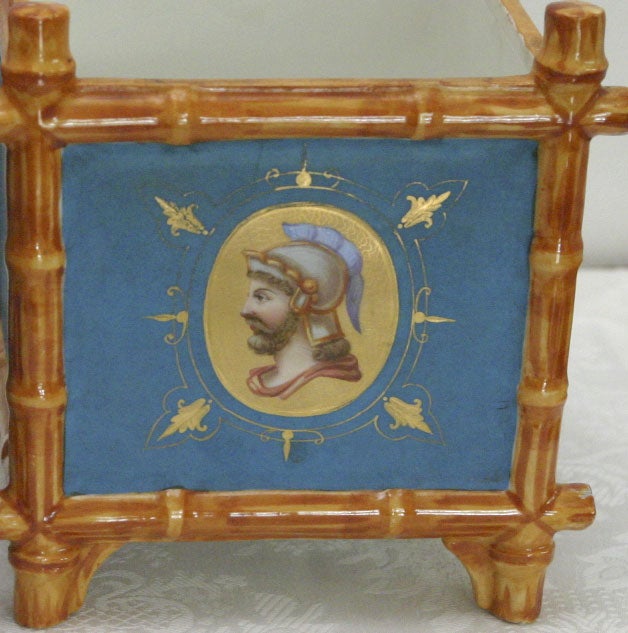 Romain classique Paire de cache-pots en porcelaine bleue de Vieux Paris, motif classique du 19ème siècle en vente