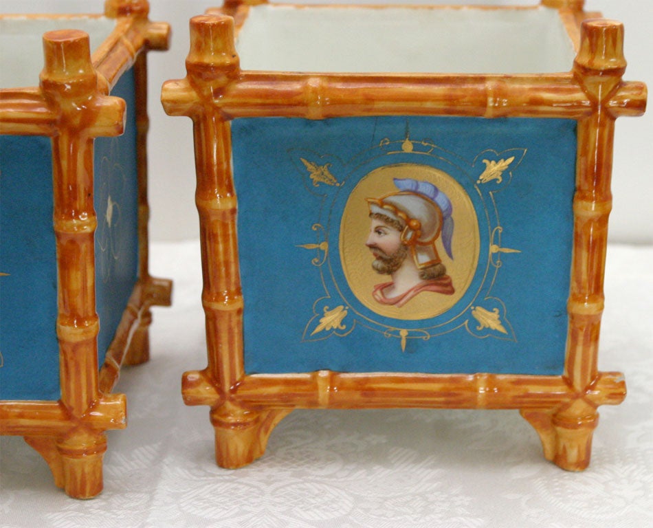 Francese Coppia di cachepot in porcellana blu di Vieux Paris, XIX secolo Motivo classico in vendita