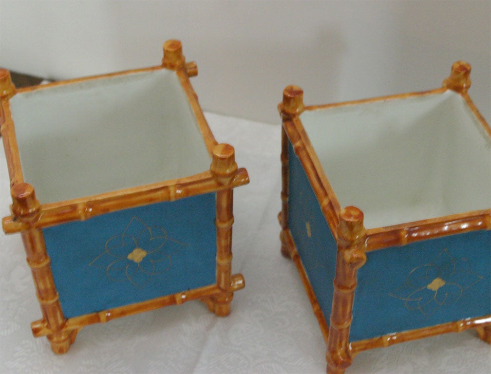 Porcellana Coppia di cachepot in porcellana blu di Vieux Paris, XIX secolo Motivo classico in vendita