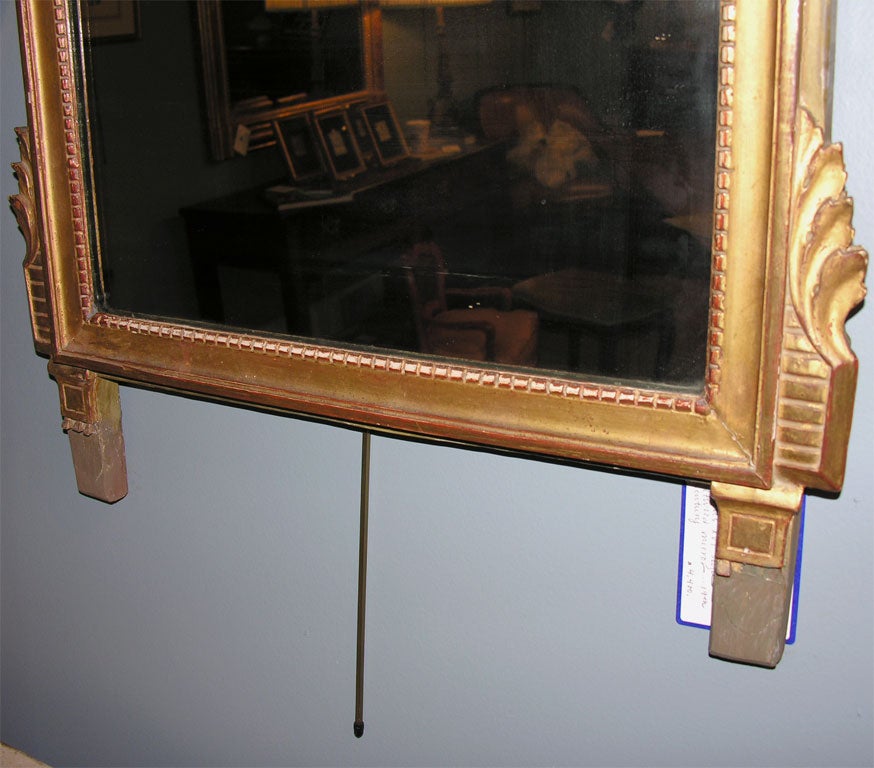 Charmant miroir de mariage en bois doré de style Louis XVI, 19e siècle ; la plaque se trouve dans un cadre perlé et mouluré surmonté d'une double tête d'aigle, avec un cimier en forme de cœur, de flèche et de couronne. La finition dorée présente une