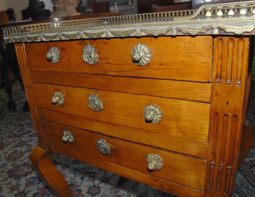 Tavolo di transizione Luigi XV-Luigi XVI in legno di ciliegio in vendita 2