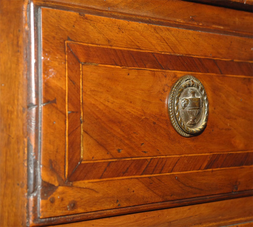 18th Century Italian Walnut Commode Chest of Drawers For Sale 3