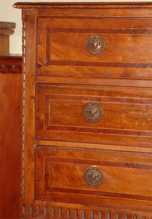 18th Century Italian Walnut Commode Chest of Drawers For Sale 4