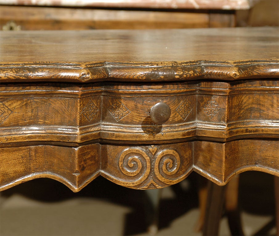 French Early Louis XV Writing Table in Elmwood, circa 1730 For Sale
