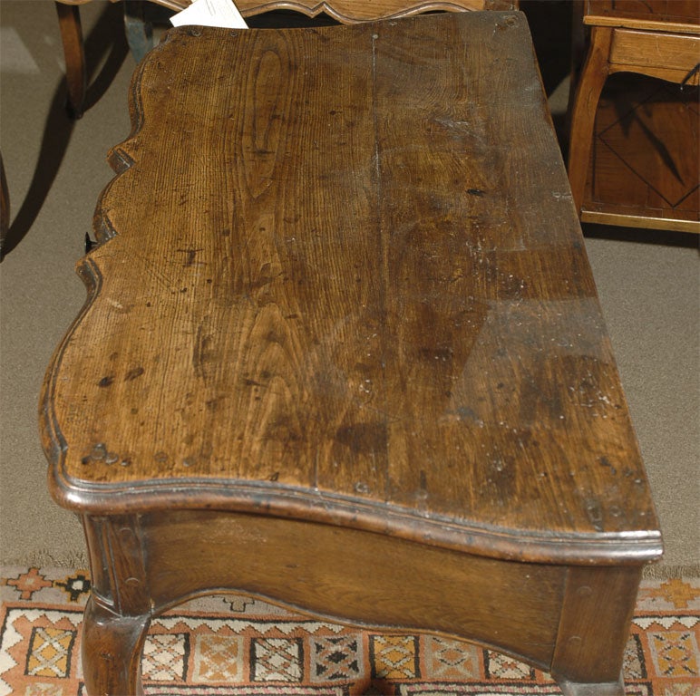 Early Louis XV Writing Table in Elmwood, circa 1730 For Sale 1