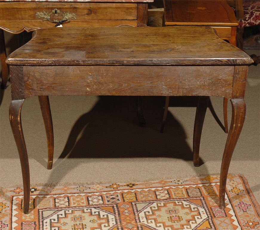 Early Louis XV Writing Table in Elmwood, circa 1730 For Sale 4