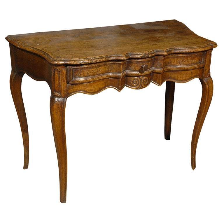 Early Louis XV Writing Table in Elmwood, circa 1730 For Sale