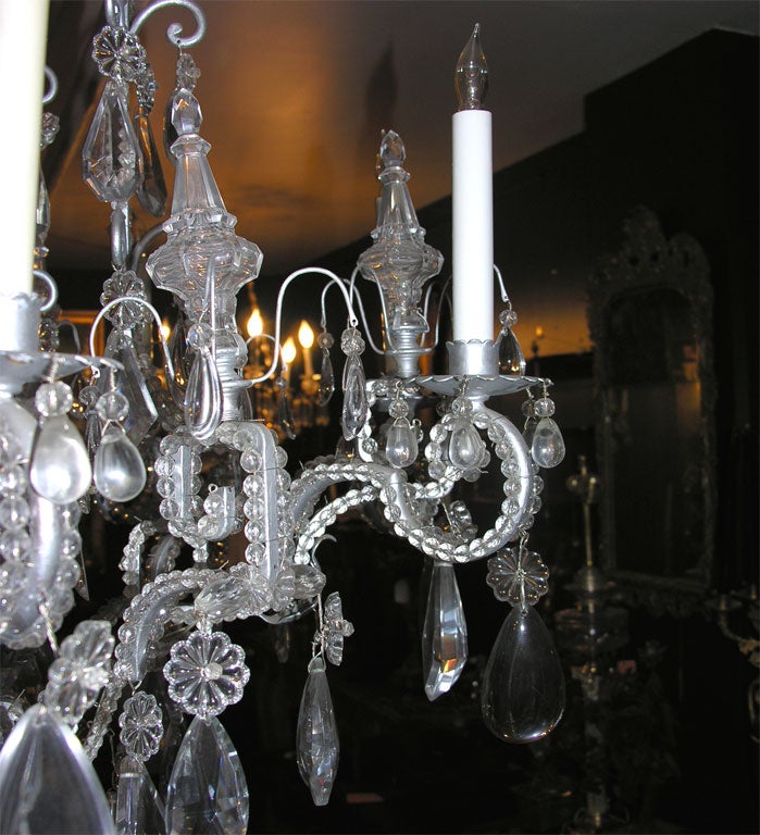 20ième siècle Lustre néoclassique à huit lumières en cristal en vente