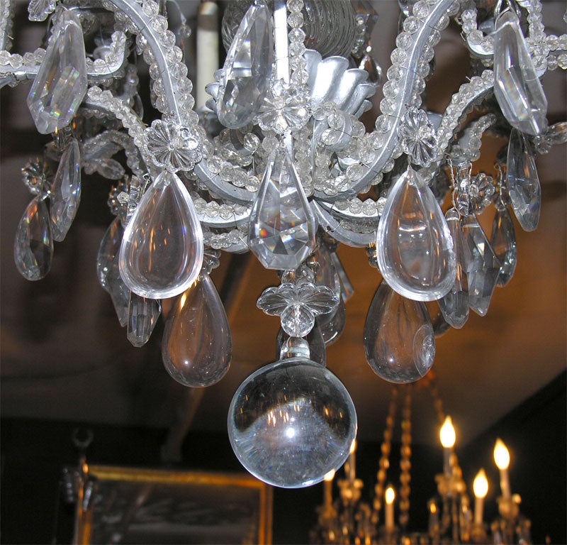 Lustre néoclassique à huit lumières en cristal en vente 1