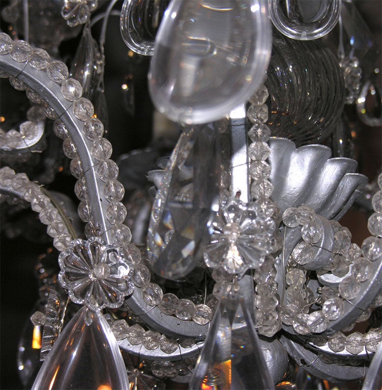 Lustre néoclassique à huit lumières en cristal en vente 2