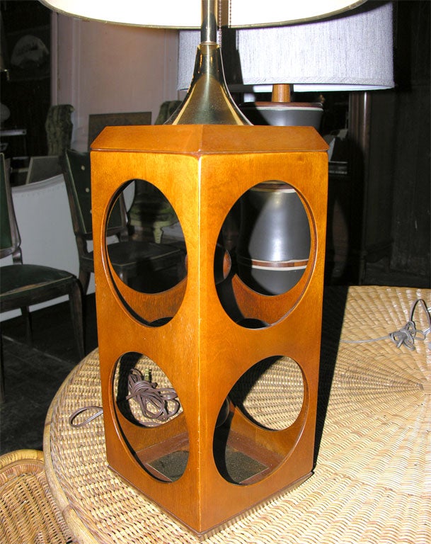 Mod 1960s Holz Lampe (amerikanisch) im Angebot
