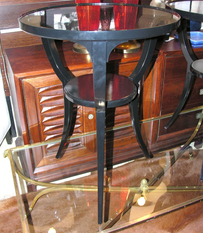 A stunning pair of side tables, reproduction. 8-10 weeks delivery time.<br />
Black lacquered.