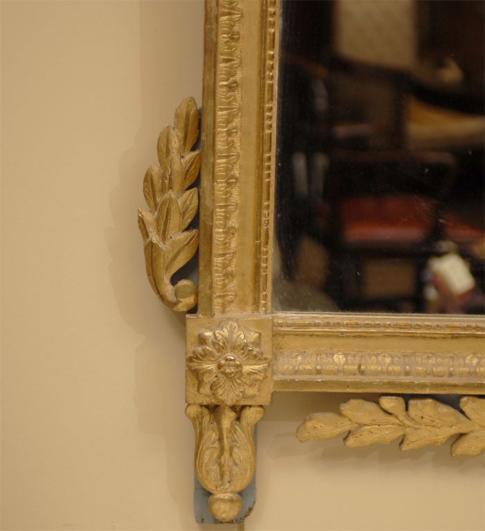 Français Miroir en bois doré d'époque Louis XVI avec des colombes qui s'embrassent:: vers 1780 en vente