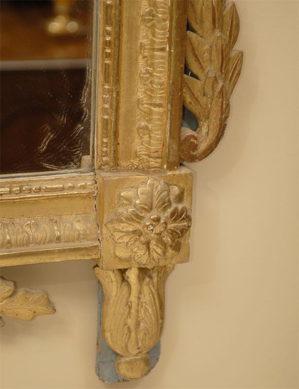 Sculpté à la main Miroir en bois doré d'époque Louis XVI avec des colombes qui s'embrassent:: vers 1780 en vente